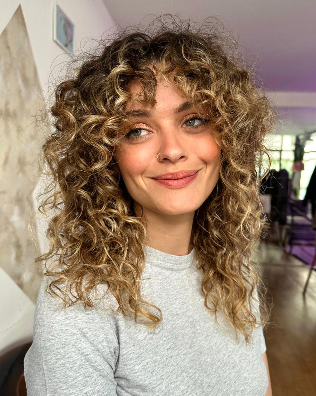 coupe-boucles Coupe à sec l'endroit, cheveux bouclé