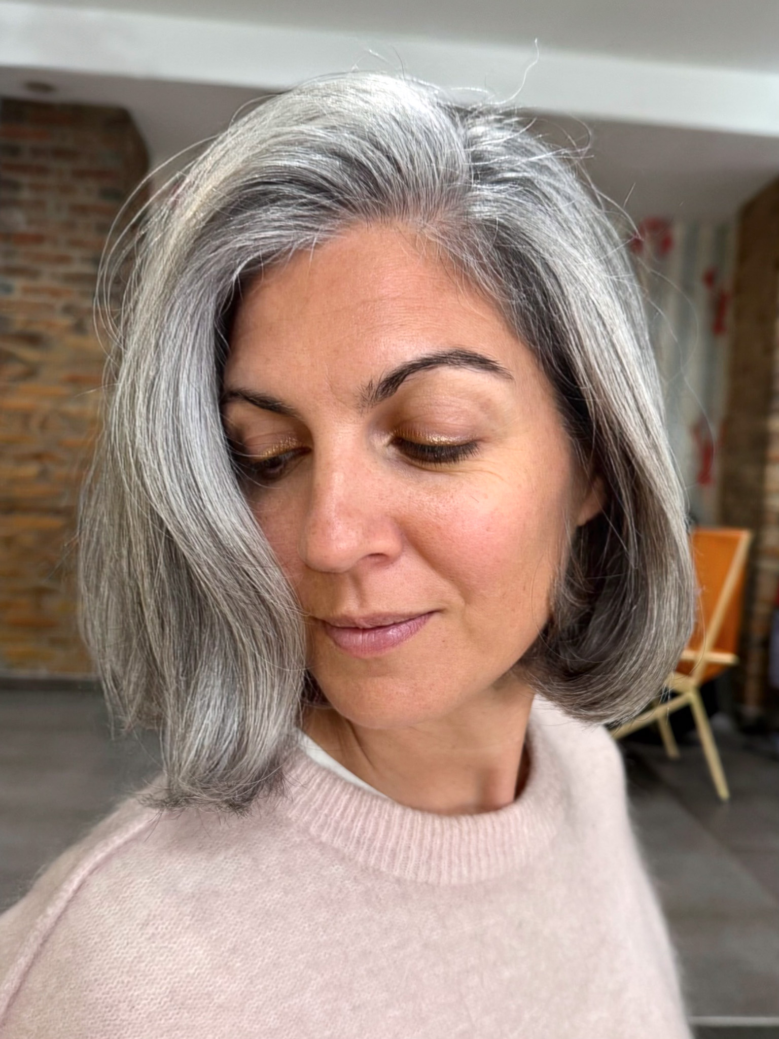 Coupe à sec l'endroit, cheveux bouclé